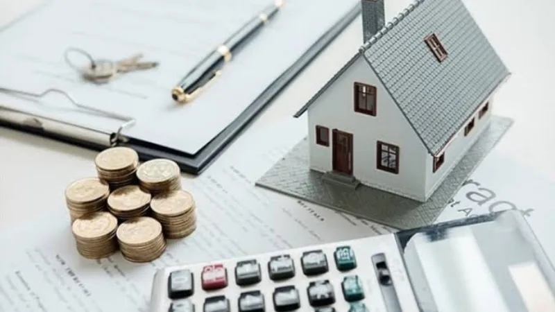 Máy tính, đồng xu và hợp đồng bên mô hình ngôi nhà