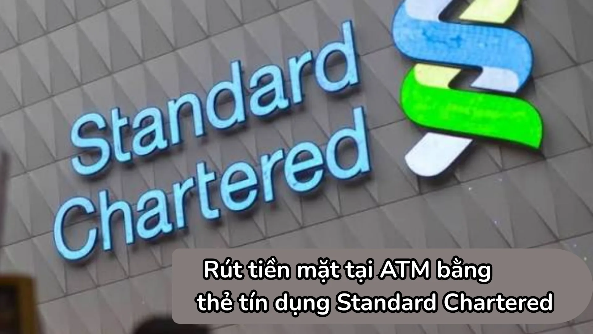 Các bước rút tiền mặt tại ATM bằng thẻ tín dụng Standard Chartered có biểu tượng Mastercard.