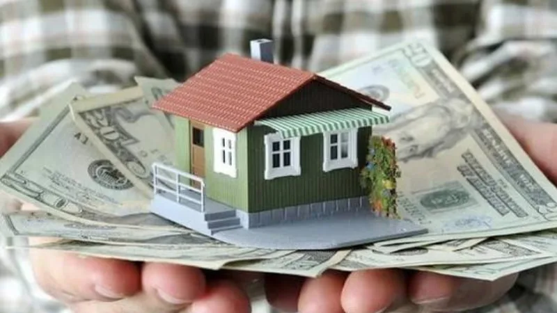 Mô hình ngôi nhà đặt trên tiền