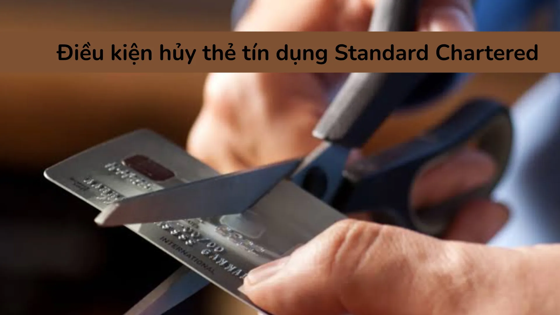 Khách hàng bắt buộc phải tất toán dư nợ gốc và các loại phí phát sinh để đủ điều kiện đóng thẻ tín dụng Standard Chartered.