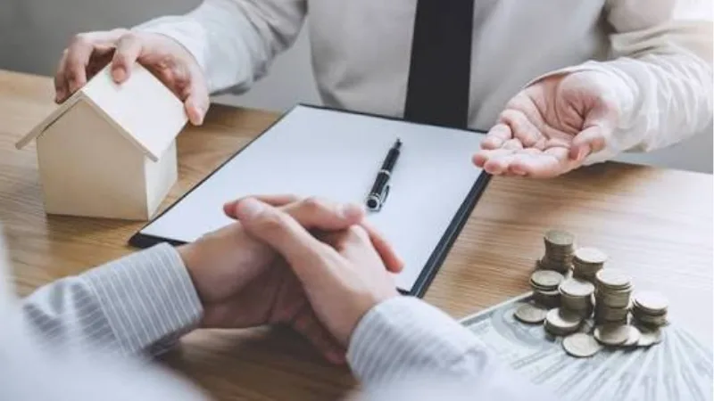 Nhân viên ngân hàng tư vấn điều kiện vay mua nhà cho khách hàng