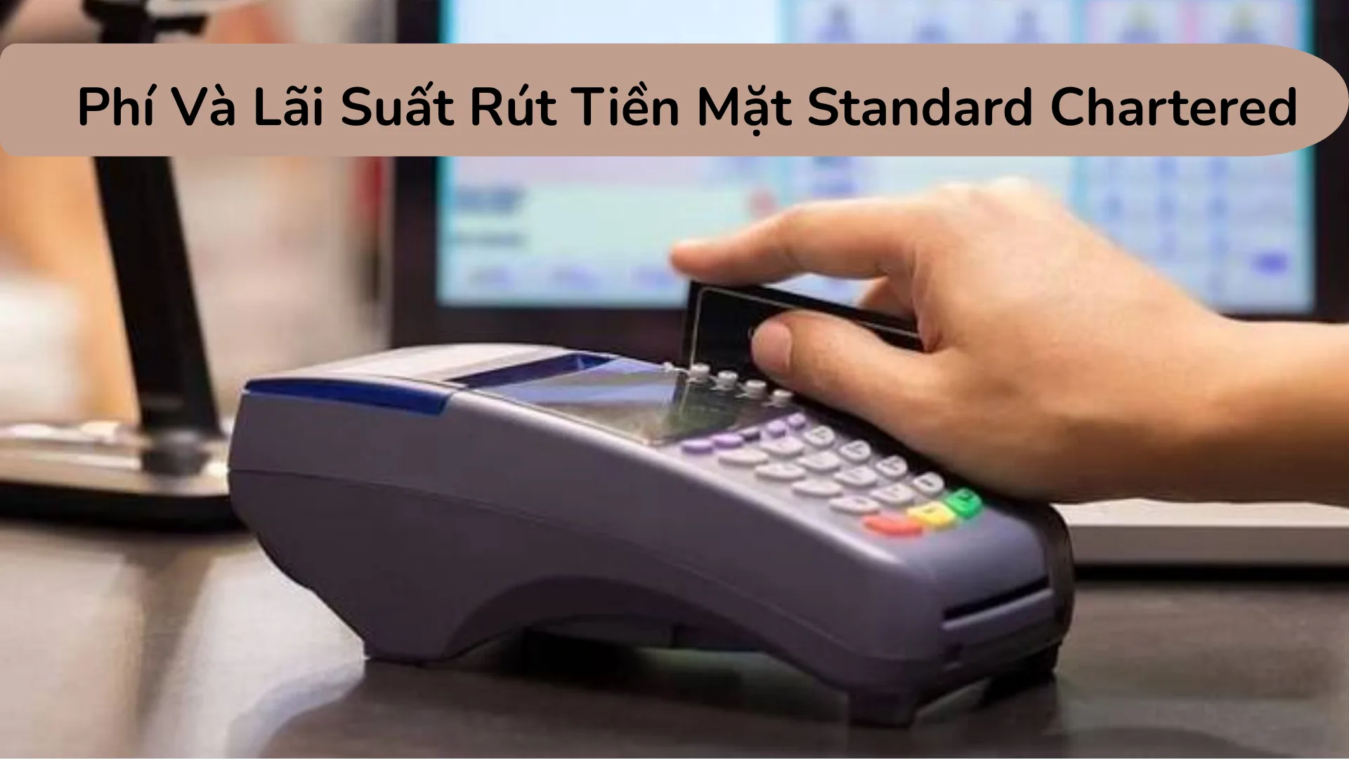 Bảng biểu phí rút tiền thẻ tín dụng Standard Chartered chi tiết bao gồm phí giao dịch 4 phần trăm và lãi suất ứng tiền mặt.