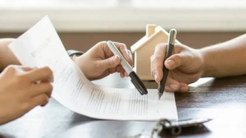 Hai bên ký hợp đồng vay bên mô hình ngôi nhà