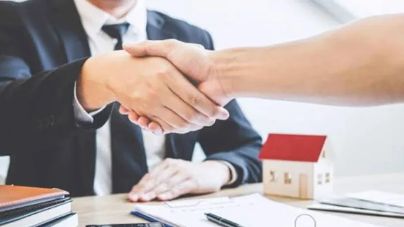 Bắt tay giữa nhân viên ngân hàng và khách hàng