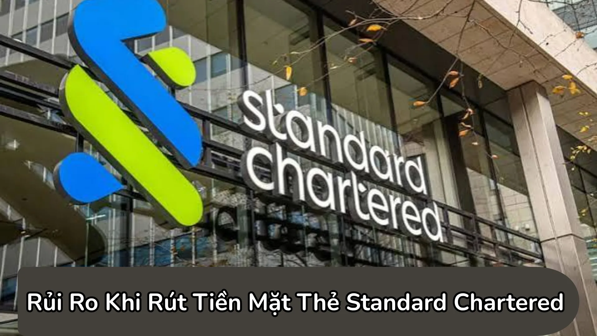 Cảnh báo rủi ro nợ xấu và phí phạt vượt hạn mức khi lạm dụng rút tiền thẻ tín dụng Standard Chartered.