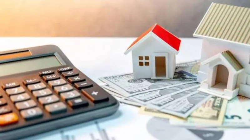 Máy tính, tiền và mô hình nhà minh họa rủi ro khi vay mua nhà