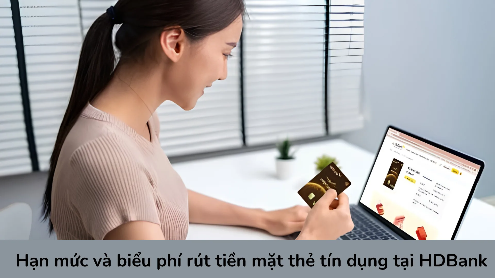 Biểu đồ so sánh hạn mức rút tiền và phí ứng tiền thẻ tín dụng giữa HDBank, OCB, Vietcombank và Techcombank.