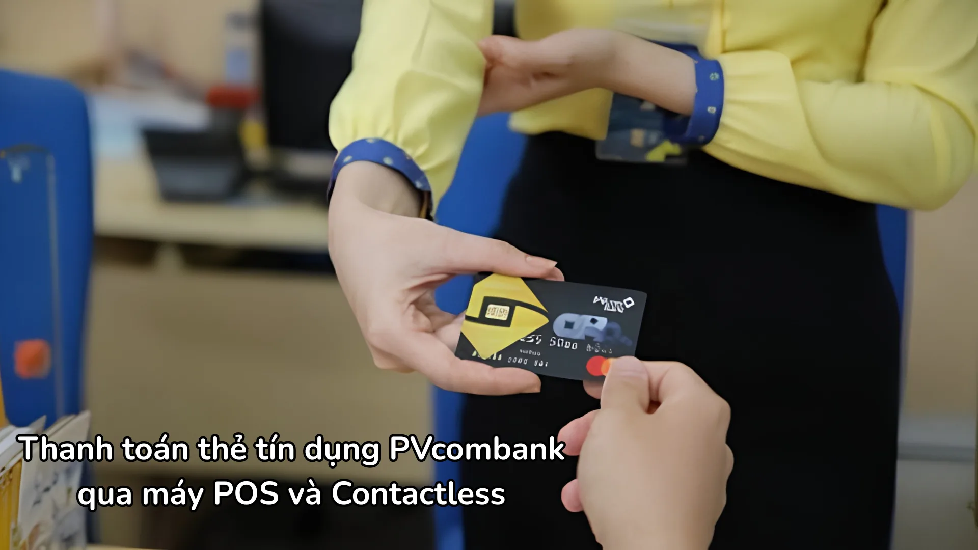 Thanh toán thẻ tín dụng PVcomBank qua máy POS.