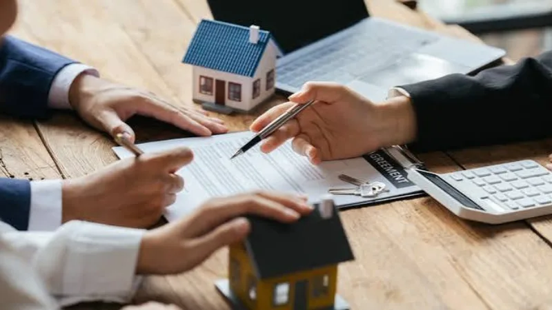 Ký hợp đồng vay mua nhà tại ngân hàng