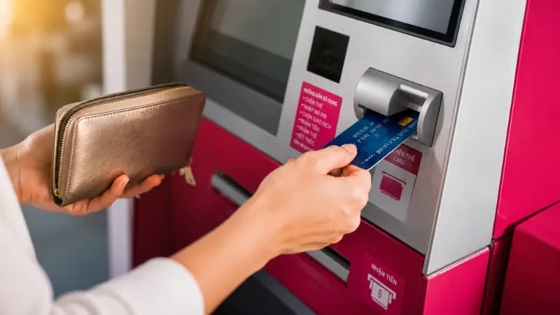 Bạn có thể chủ động ứng tiền mặt qua cây ATM, đến trực tiếp quầy giao dịch hoặc sử dụng ứng dụng tài chính online.