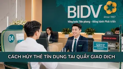 Khách hàng bắt buộc phải nộp lại thẻ vật lý trực tiếp cho nhân viên ngân hàng tiêu hủy để đảm bảo không bị tính thêm phí mất thẻ.