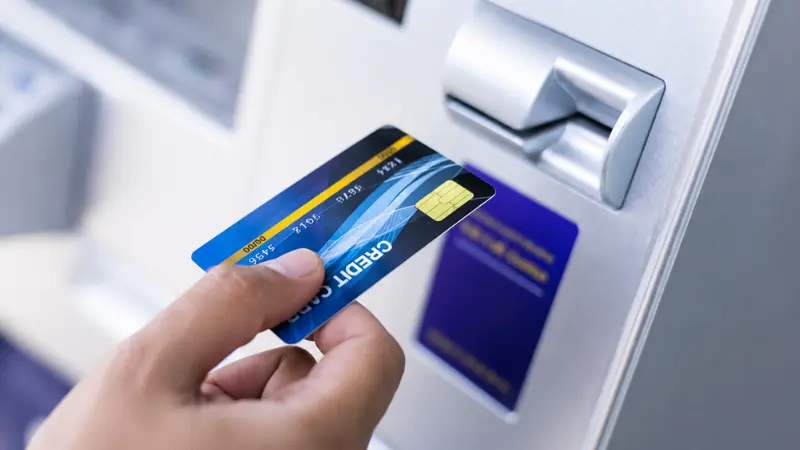Đảm bảo nhập đúng mã PIN, che tay cẩn thận và chọn hạn mức rút tiền được ngân hàng cho phép.