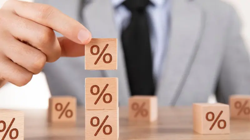 So sánh chi phí giữa dư nợ giảm dần và dư nợ gốc.