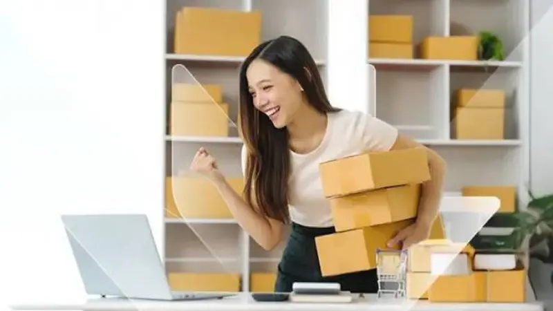 Chủ cửa hàng nhỏ lẻ dùng vốn vay tín chấp ngân hàng.