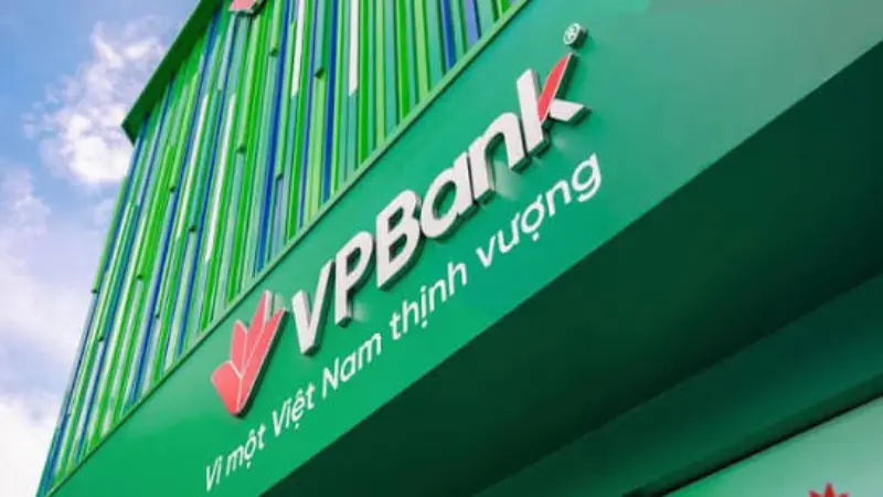 Phòng giao dịch ngân hàng VPBank hỗ trợ khách hàng đăng ký vay tiêu dùng.