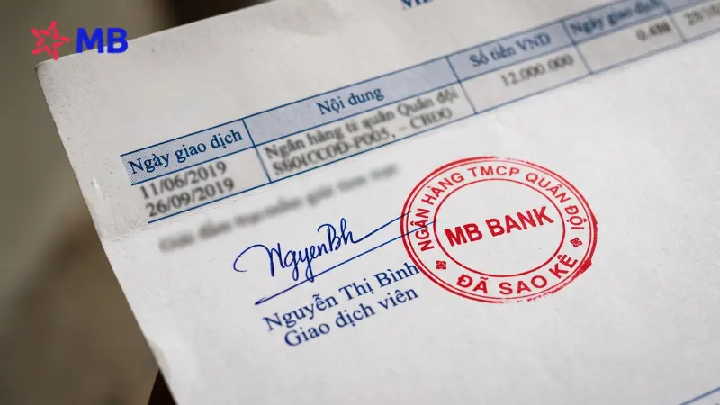 Bản sao kê MB Bank đóng dấu mộc đỏ tại quầy giao dịch.
