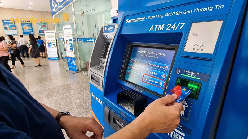 Chủ thẻ có thể dễ dàng kiểm tra số dư và hạn mức chuyển khoản trong ngày ngay tại các trụ ATM của Sacombank.