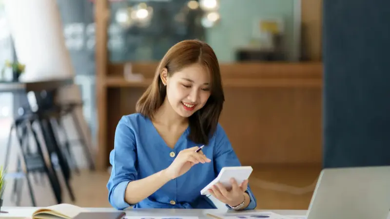 Đọc kỹ hợp đồng và kiểm tra phí phạt trước khi ký tất toán.