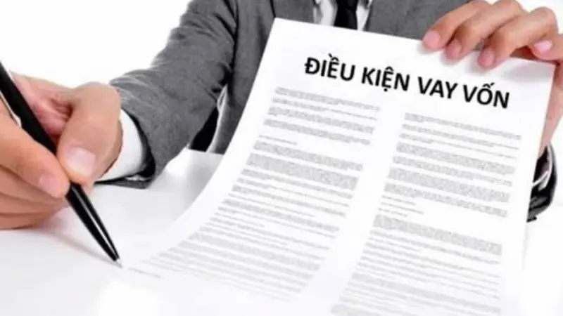 Giám đốc doanh nghiệp SME rà soát phương án trả nợ và tài sản thế chấp trước khi vay vốn ngân hàng để bảo vệ lịch sử tín dụng.