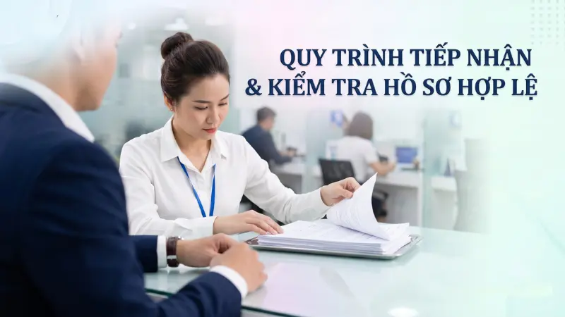 Quy trình truyền thống yêu cầu người đại diện pháp luật mang theo hồ sơ bản cứng đến trực tiếp điểm giao dịch để giao dịch viên xác thực chữ ký sống.