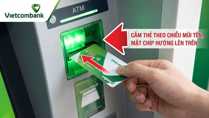 Thao tác đưa thẻ vào khe cắm đúng chiều và đảm bảo mặt chip hướng lên trên là bước cơ bản khi giao dịch tại máy ATM.