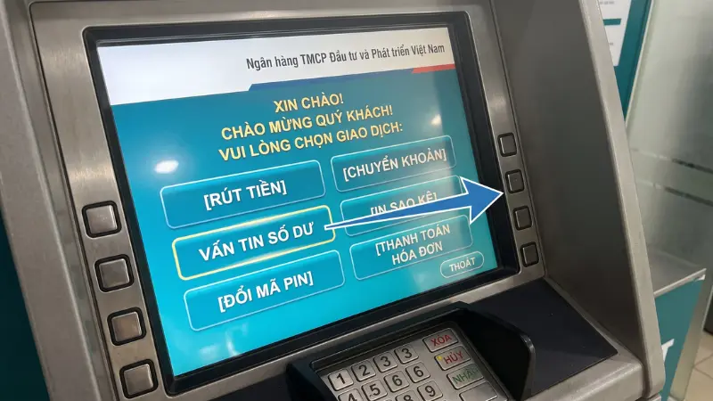 Chủ thẻ dễ dàng chọn tính năng Vấn tin số dư trực tiếp trên giao diện điều khiển của ATM