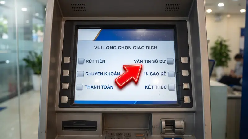 Tùy chọn Vấn tin số dư trên màn hình cây ATM để kiểm tra tài khoản thẻ vật lý Vietcombank.
